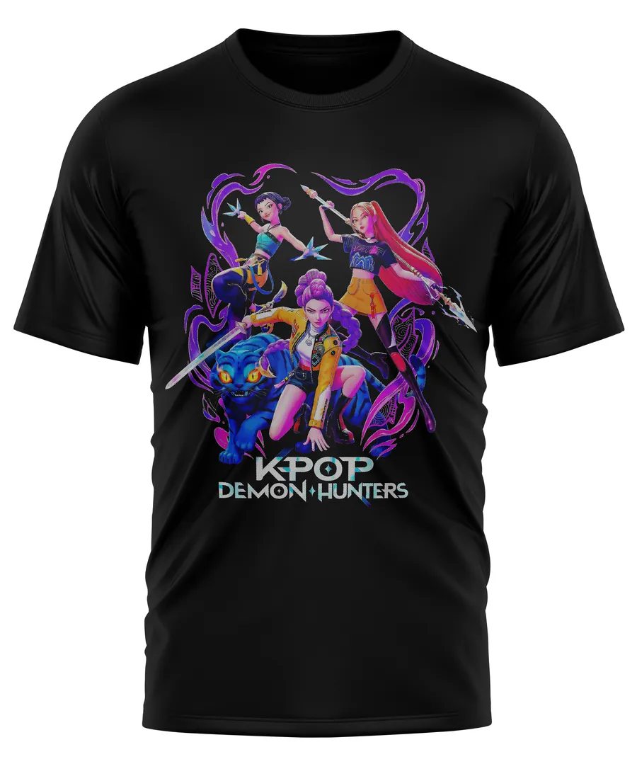 Camiseta negra con un diseño juvenil a todo color