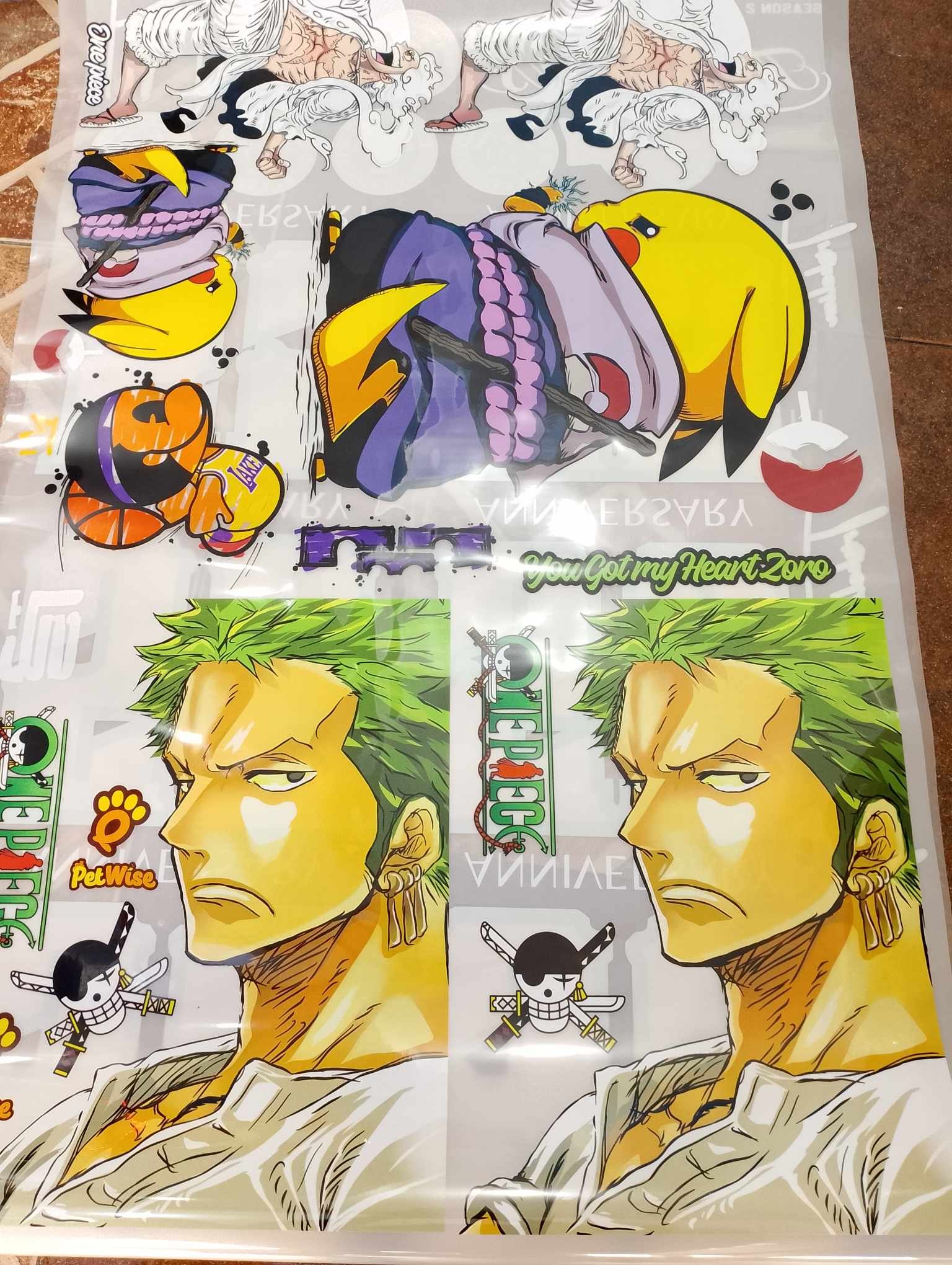Montaje DTF con personajes de gran formato y colores vivos