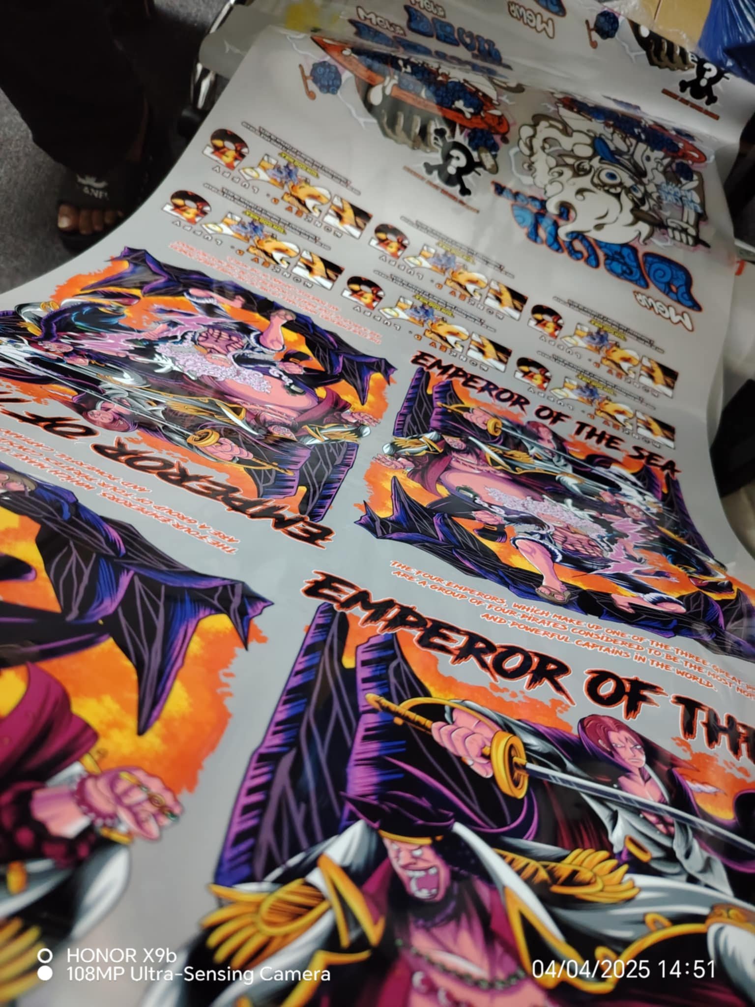 Montaje DTF de gran formato con ilustraciones en naranja y morado