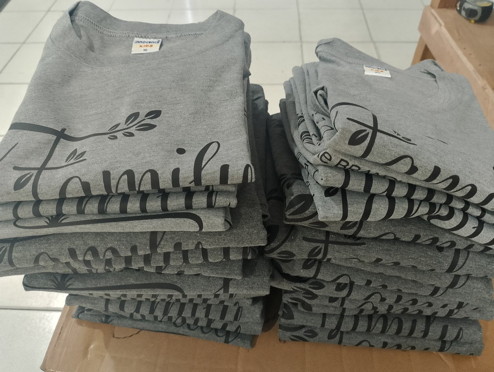 Lote de camisetas grises personalizadas y apiladas