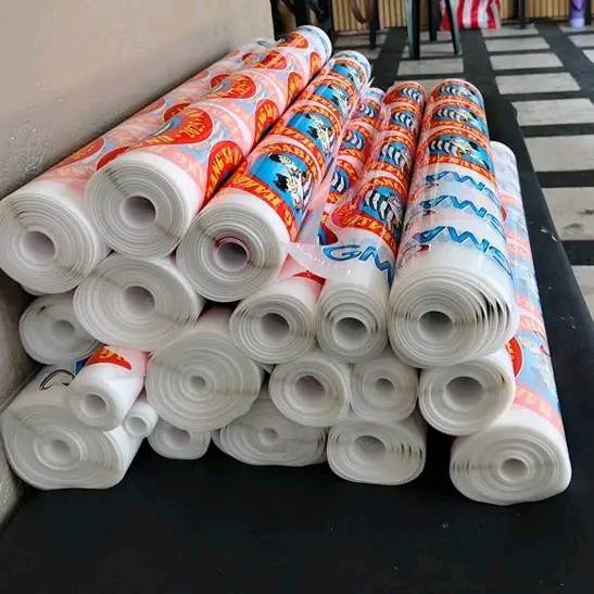 Producción de rollos DTF impresos a todo color
