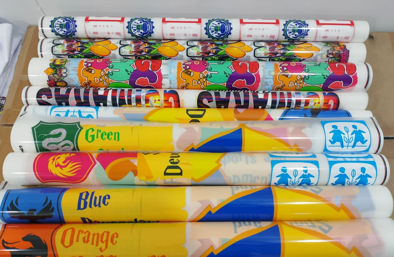 Rollos DTF terminados con diseños de distintos colores